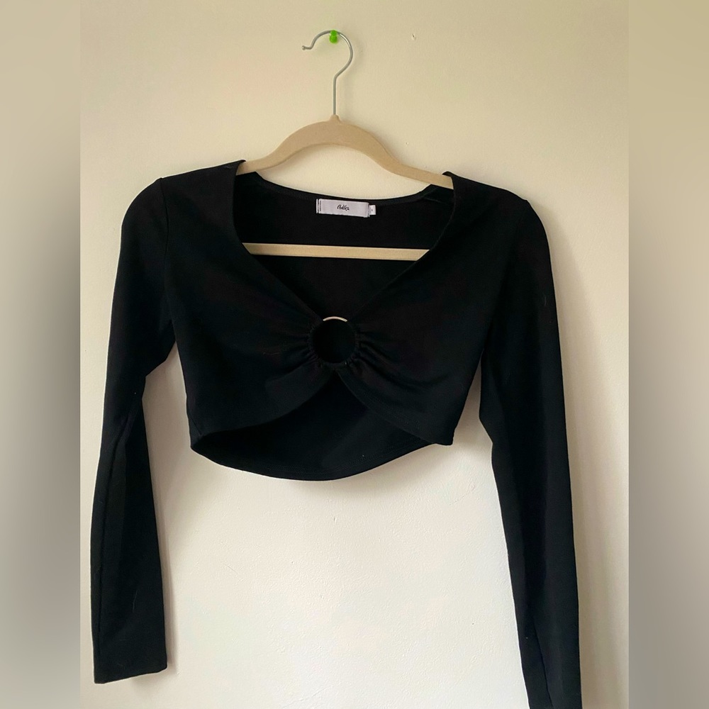 Long Sleeve Crop Top w/ Cut Out
